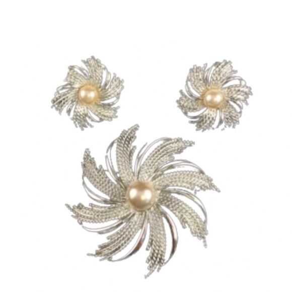 Vintage Sarah Coventry 1969 Sunburst brooch with faux pearl and clip on earrings - Picture 2 of 14